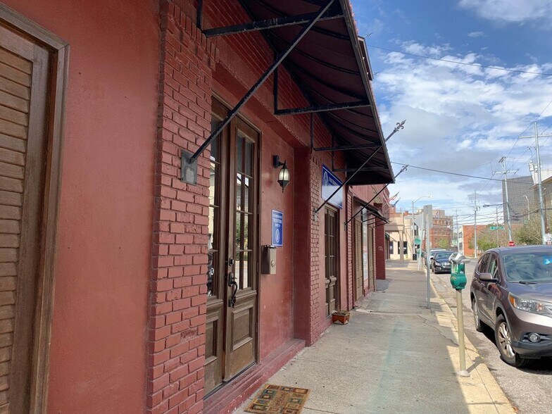 718 S Buchanan St, Lafayette, LA à louer - Photo du bâtiment - Image 2 de 7