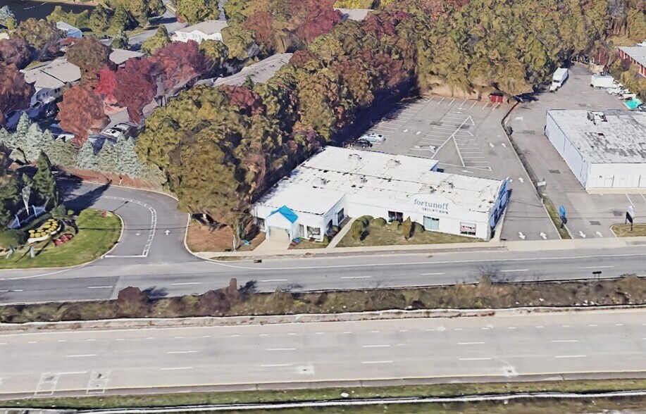 615 W Sunrise Hwy, Patchogue, NY à louer - Photo du bâtiment - Image 2 de 3