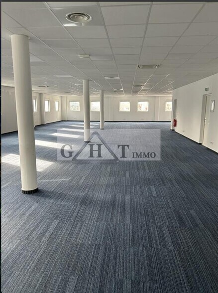 Office in Villeneuve-la-Garenne for lease - Building Photo - Image 1 of 3