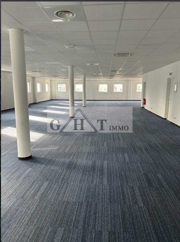 Office in Villeneuve-la-Garenne for lease Building Photo- Image 1 of 4