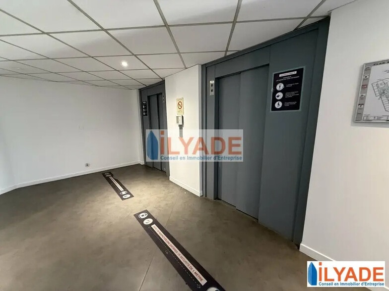 Office in Marseille for lease - Building Photo - Image 2 of 5