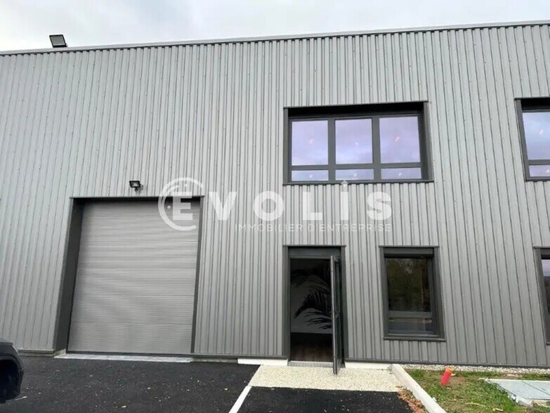 225 Avenue Des Marronniers, Bourgoin-Jallieu à louer - Photo du bâtiment - Image 2 de 16