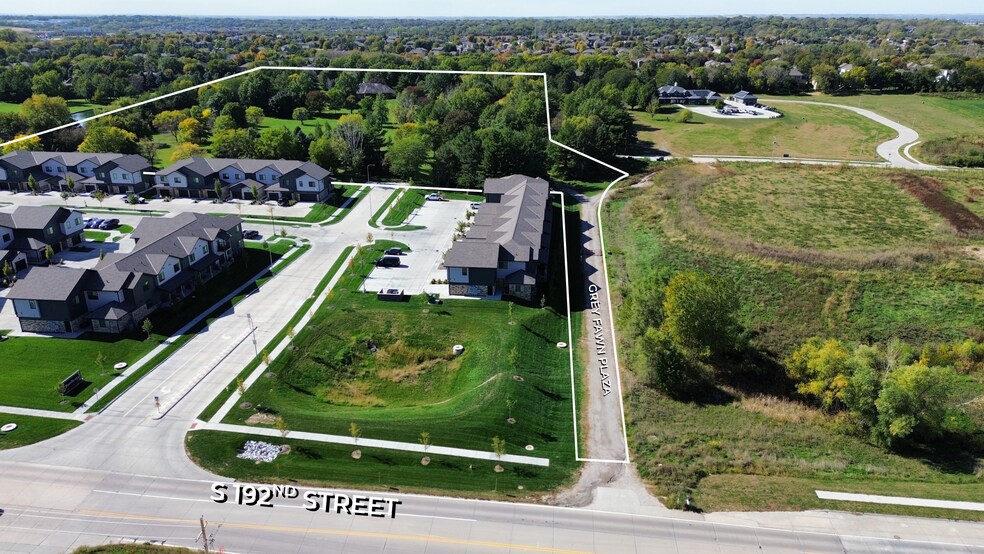 19293 Grey Fawn Plz, Elkhorn, NE à vendre - Photo du bâtiment - Image 2 de 5