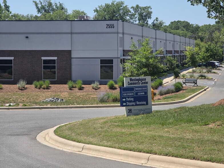 2555 Westinghouse Blvd, Charlotte, NC à louer - Photo du bâtiment - Image 3 de 7