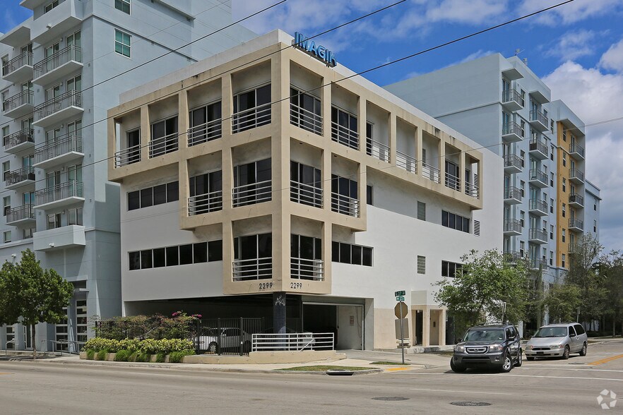 2299 S Douglas Rd, Coral Gables, FL à louer - Photo principale - Image 1 de 27