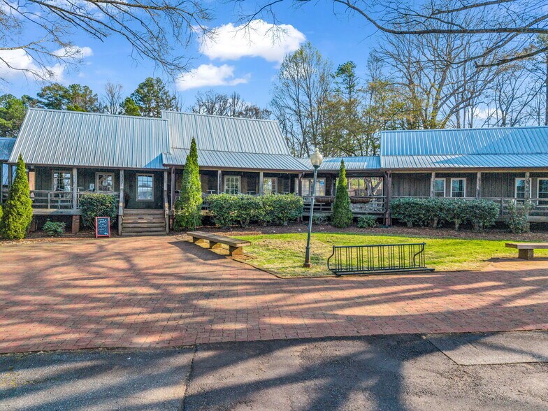 192 Fashion Cir, Rutherfordton, NC à vendre - Photo du bâtiment - Image 2 de 5