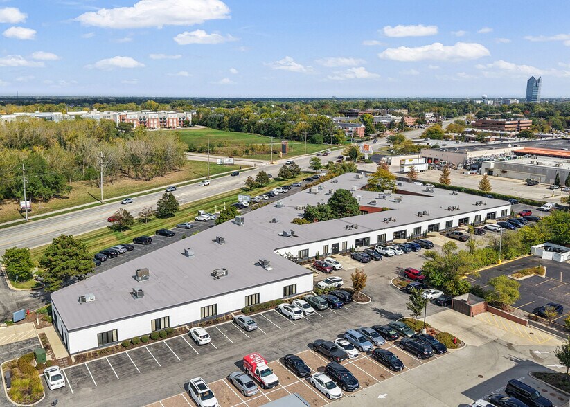 17W775 Butterfield Rd, Oakbrook Terrace, IL à louer - Photo du bâtiment - Image 3 de 8