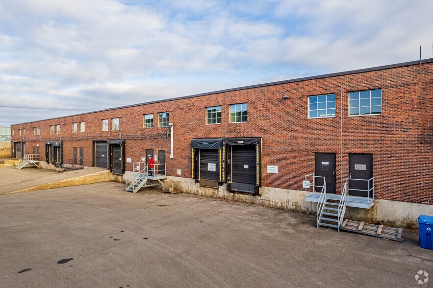 8459-8497 Ch Dalton, Mont-Royal, QC à louer - Photo du bâtiment - Image 3 de 4