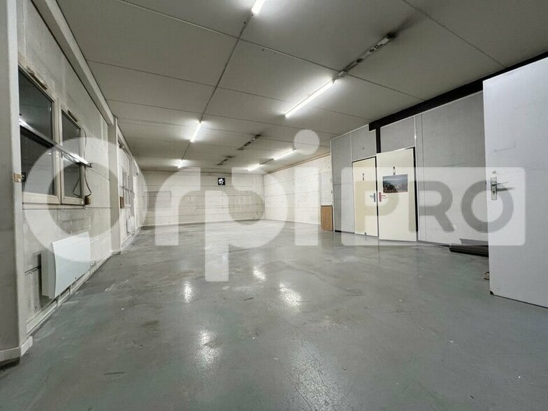 Flex in Champlan for lease - Interior Photo - Image 2 of 7