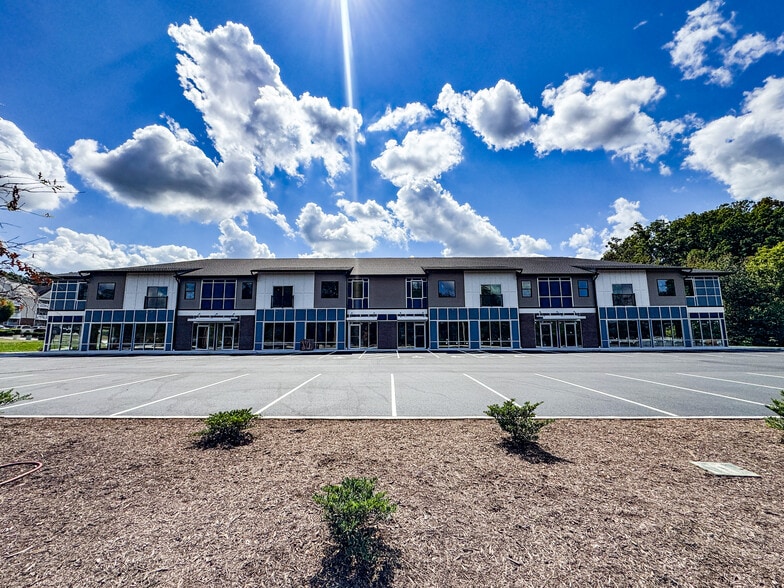 1043 Gables Dr, Forest, VA for lease - Building Photo - Image 2 of 6