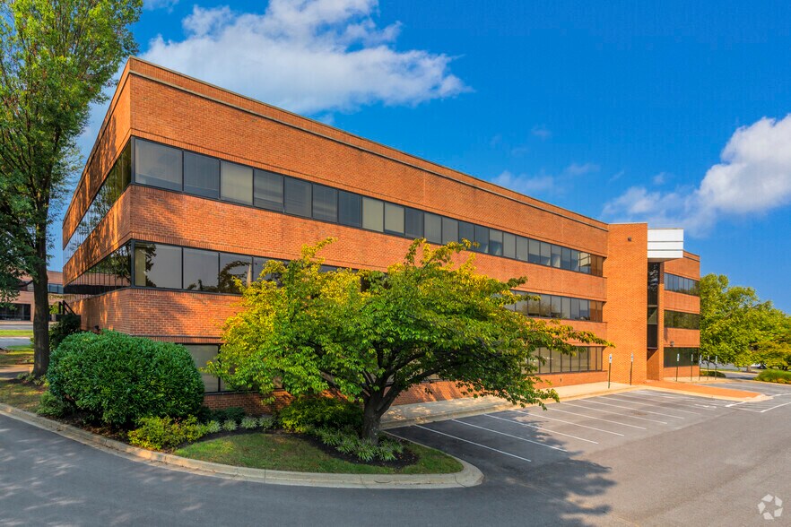 15800 Crabbs Branch Way, Rockville, MD à louer - Photo du bâtiment - Image 2 de 7