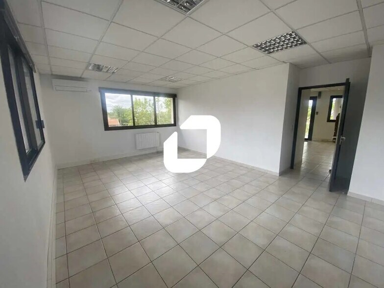 Office in Le Haillan for lease - Interior Photo - Image 2 of 7