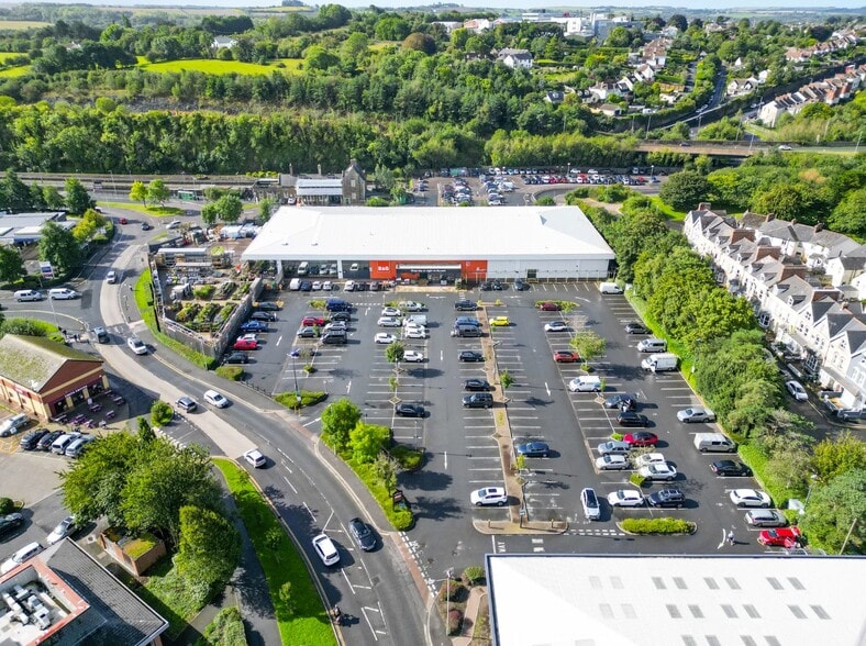 Barnstable Retail Park portfolio of 2 properties for sale on LoopNet.ca - Primary Photo - Image 1 of 2