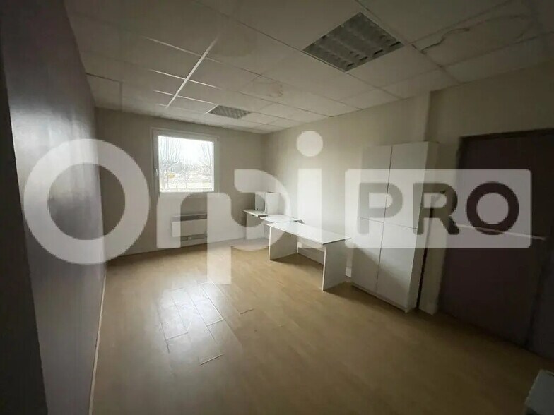 Office in for lease - Interior Photo - Image 3 of 11