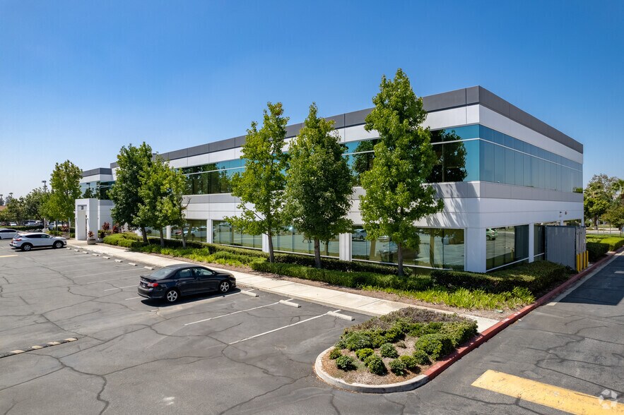5200 Irwindale Ave, Irwindale, CA à louer - Photo du bâtiment - Image 2 de 8