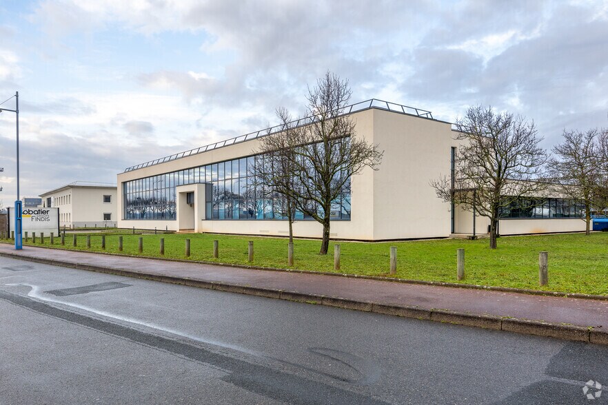 Office in Bron for lease - Building Photo - Image 1 of 3
