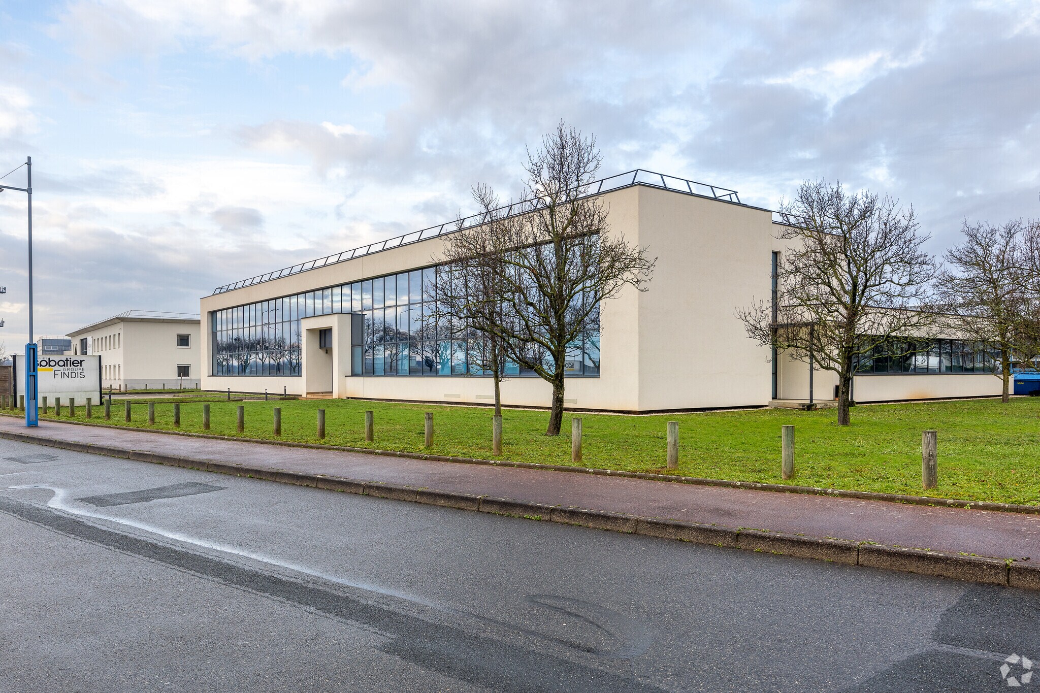 Office in Bron for lease Building Photo- Image 1 of 4