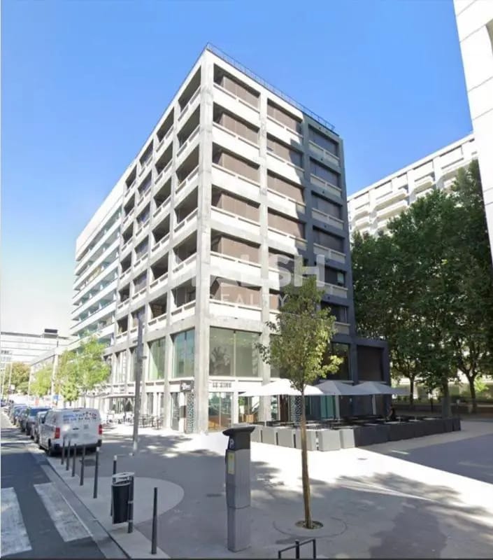 Retail in Lyon for lease Building Photo- Image 1 of 4