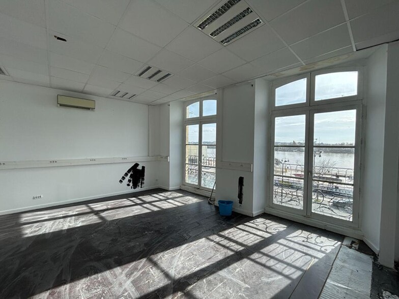 Office in Bordeaux for lease - Building Photo - Image 2 of 16