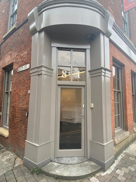 81-83 Chapel St, Salford for lease - Building Photo - Image 2 of 9