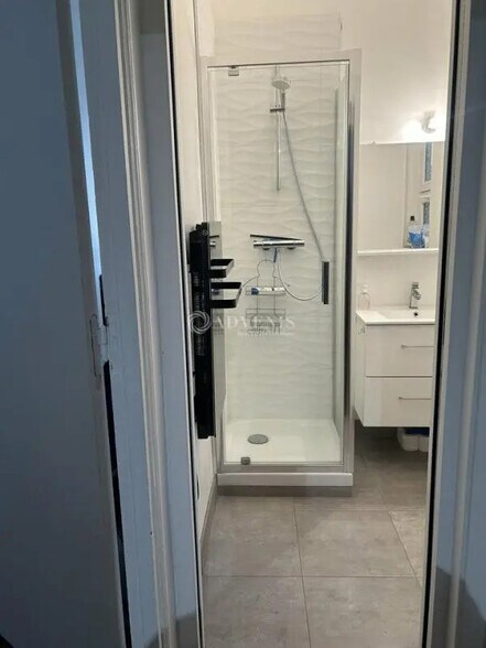 Office in Paris for sale - Interior Photo - Image 3 of 4