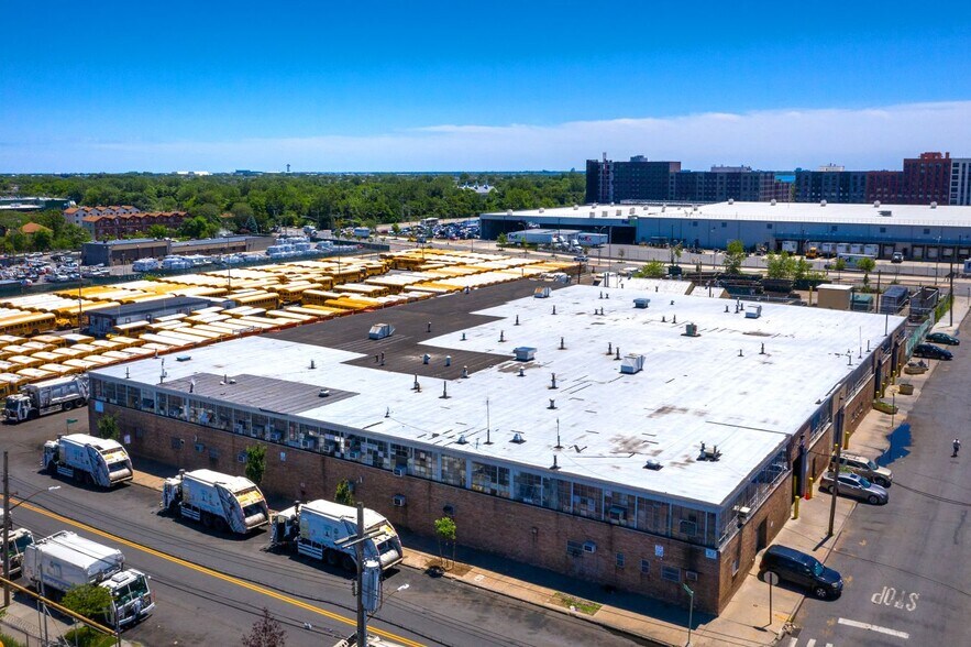 606 Cozine Ave, Brooklyn, NY à louer - Photo du bâtiment - Image 1 de 5