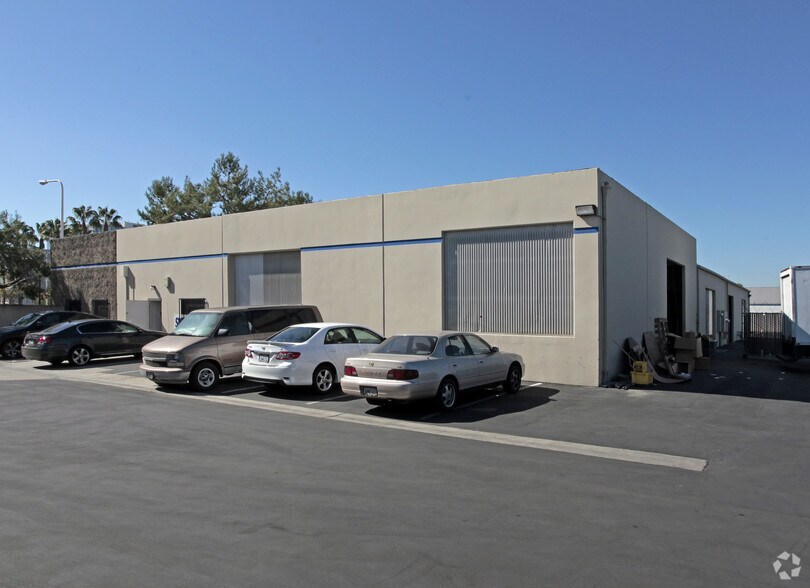 421-433 E Columbine Ave, Santa Ana, CA à louer - Photo du bâtiment - Image 3 de 3