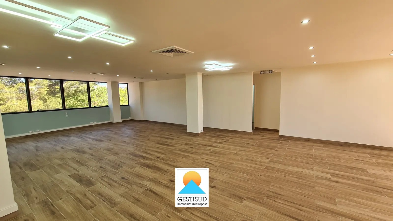 Office in Signes for lease Interior Photo- Image 1 of 5