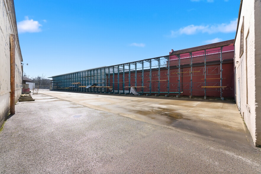 715 W Pike St, Clarksburg, WV for lease - Building Photo - Image 2 of 17