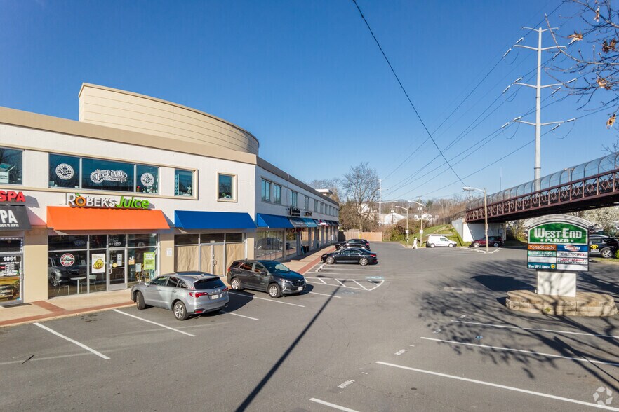 1051-1083 W Broad St, Falls Church, VA à louer - Photo du bâtiment - Image 3 de 5