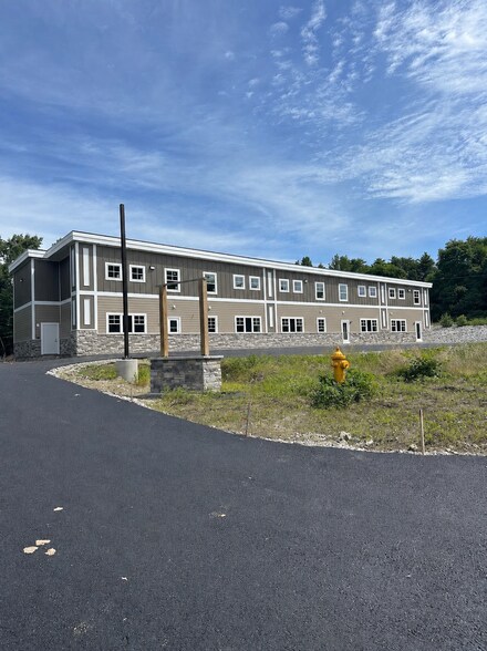 3 Akira Way, Londonderry, NH à louer - Photo du bâtiment - Image 1 de 9