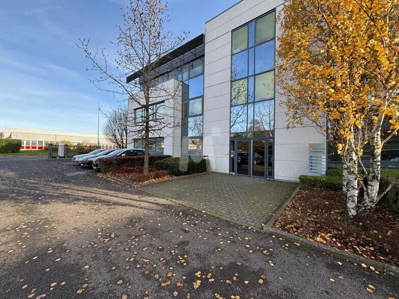 Bureau dans Les Ulis à louer - Photo du bâtiment - Image 2 de 11