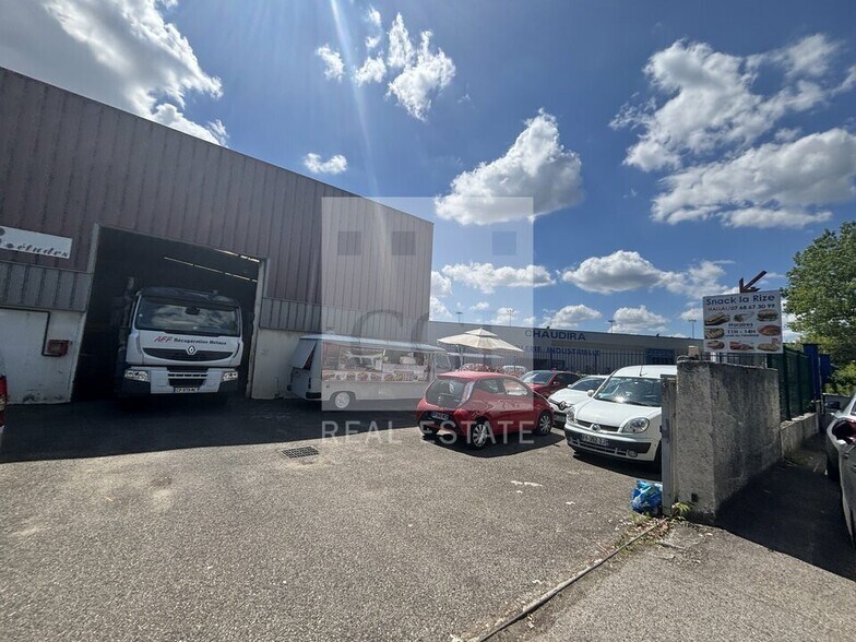 Flex in Vaulx-en-Velin for lease - Building Photo - Image 2 of 12