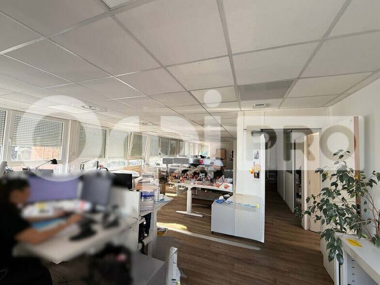 Office in Vitrolles for lease - Interior Photo - Image 2 of 13