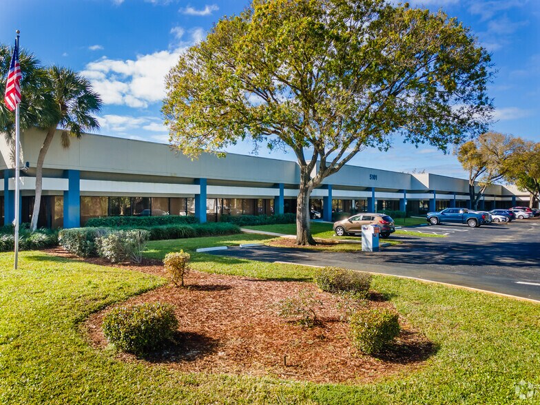 5101 NW 21st Ave, Fort Lauderdale, FL à louer - Photo du bâtiment - Image 1 de 23