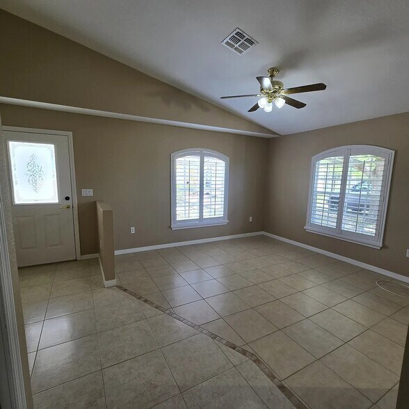 9715 Palm Ave, Port Richey, FL à vendre - Photo intérieure - Image 3 de 7