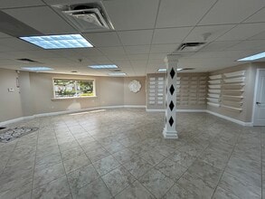 2101 NW 33rd St, Pompano Beach, FL for lease Lobby- Image 2 of 12