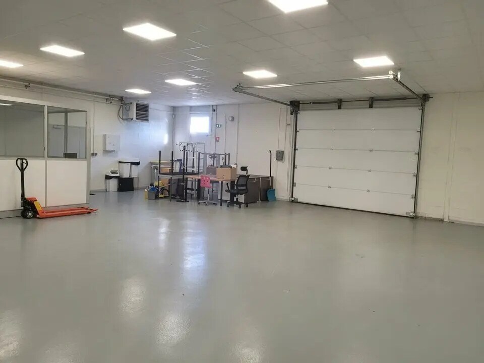 Flex in Reyrieux for lease Interior Photo- Image 1 of 8