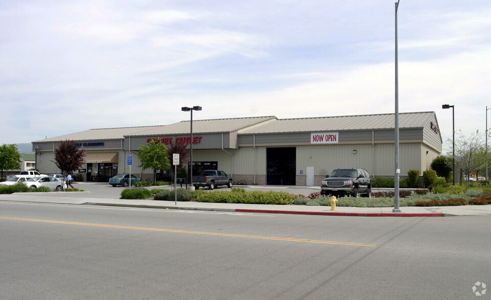 7100 Chestnut St, Gilroy, CA à louer - Photo du bâtiment - Image 2 de 6