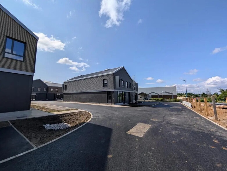 1 Rue René Dubos, Groslay for lease - Building Photo - Image 2 of 18