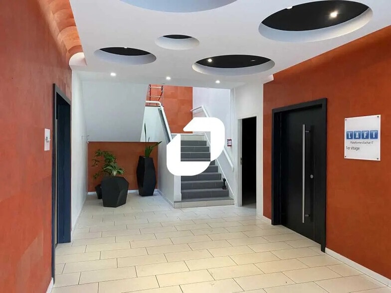 Office in Mérignac for lease - Lobby - Image 3 of 9