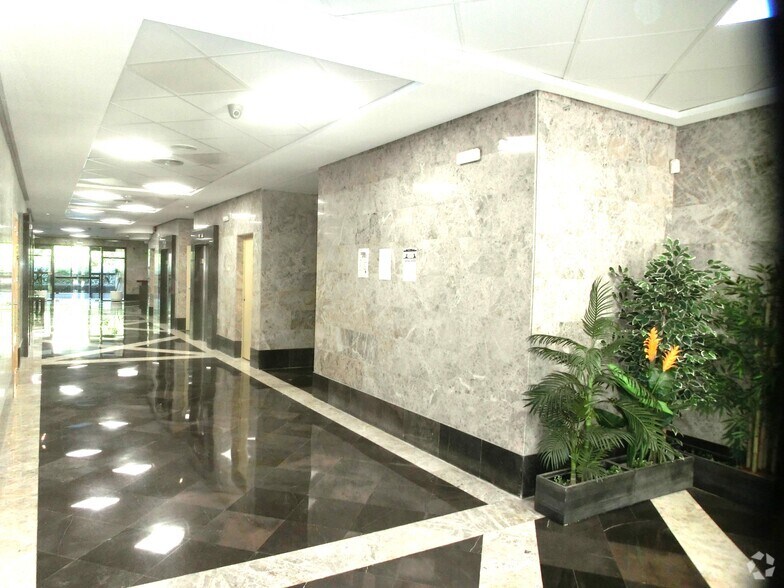 Calle Rosa de Lima, 1, Las Rozas de Madrid, Madrid à vendre - Photo du bâtiment - Image 3 de 4