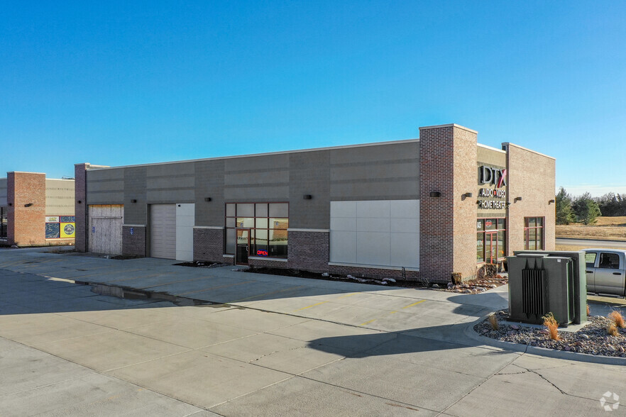 8435 Executive Woods Dr, Lincoln, NE for lease - Building Photo - Image 2 of 3