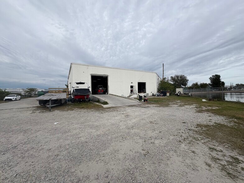 3250 44th Ave N, Saint Petersburg, FL à louer - Photo du bâtiment - Image 3 de 22