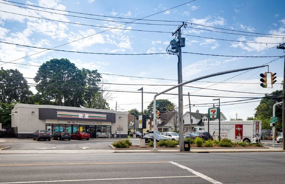 2099 Grand Ave, Baldwin, NY à vendre - Photo du bâtiment - Image 2 de 7