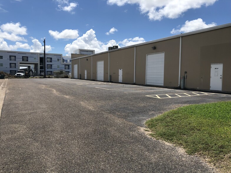 2624 N McColl Rd, McAllen, TX for lease - Building Photo - Image 3 of 4