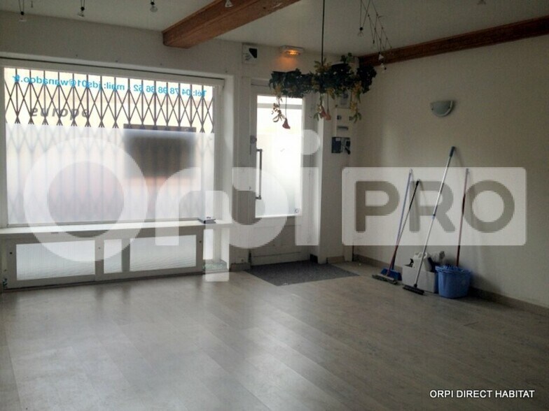 Retail in Civrieux for lease - Interior Photo - Image 2 of 4
