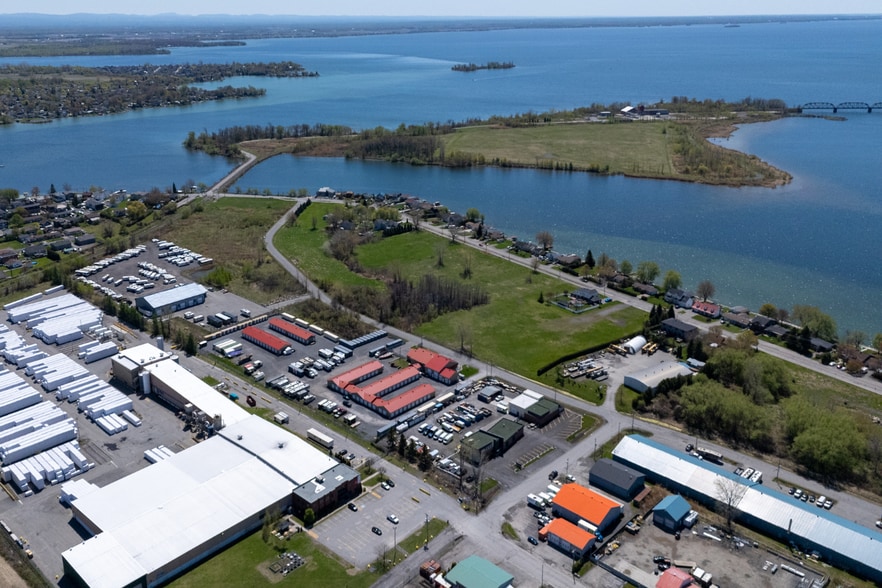 58 Bd du Bord de l'Eau, Salaberry-de-valleyfield, QC à vendre - Photo du bâtiment - Image 3 de 5