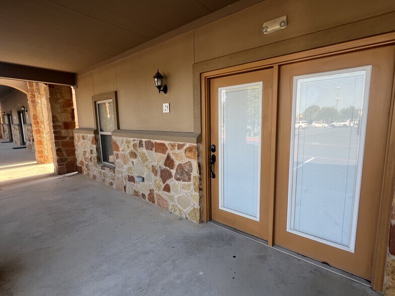 2851 Joe Dimaggio Blvd, Round Rock, TX for lease - Interior Photo - Image 2 of 17