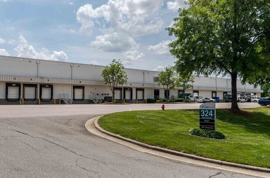 324 Park Knoll Dr, Morrisville, NC à louer - Photo du bâtiment - Image 3 de 9